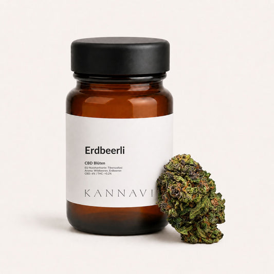 Erdbeerli CBD-Blüten mit Produktglas und Hanfblüte im Kannavi Stil