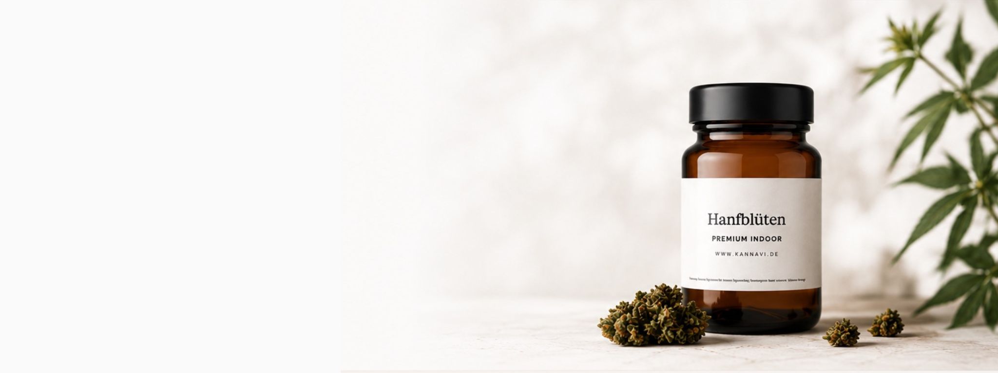 Hochwertige Hanfprodukte mit Glasdose und Hanfblüten im natürlichen Kannavi Stil
