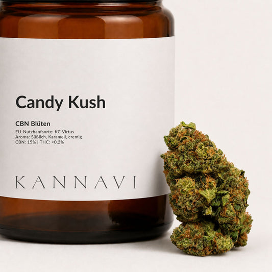  Detailaufnahme von Candy Kush CBN-Blüten mit Produktetikett und Hanfblüte
