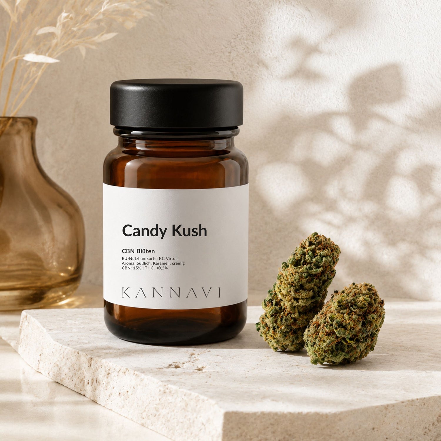 Candy Kush CBN-Blüten mit Produktglas und Hanfblüte im Kannavi Stil
