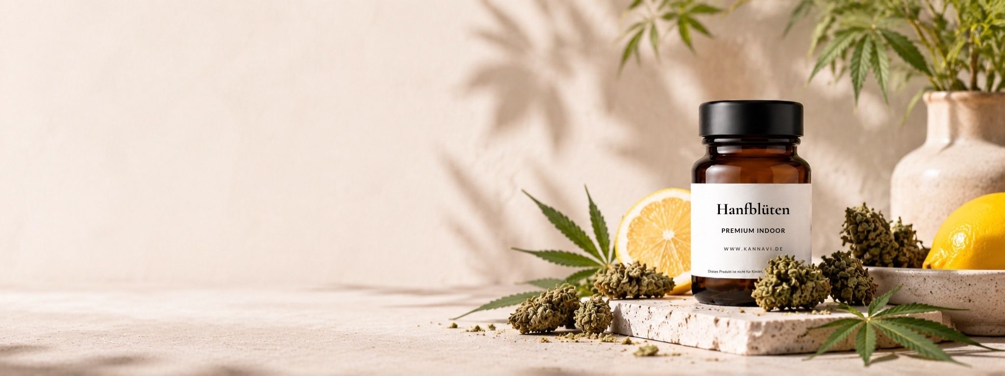 CBD Blüten mit brauner Glasdose, Hanfblättern und natürlicher Produktinszenierung