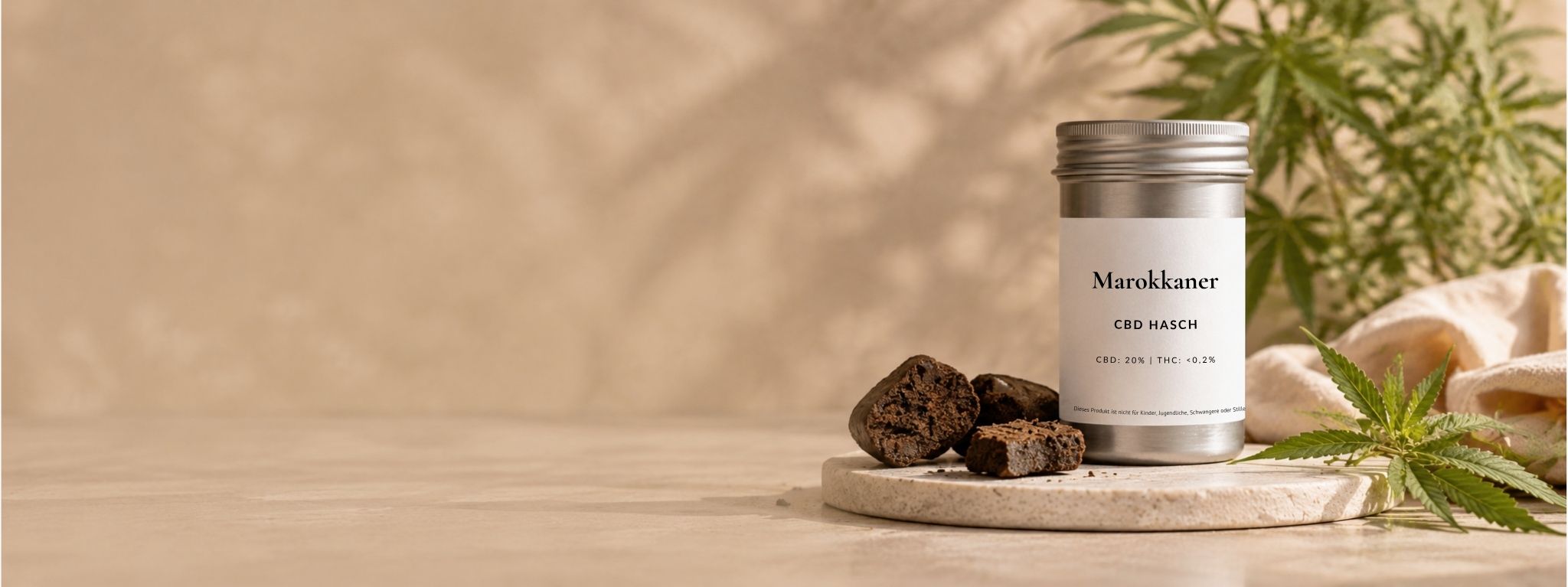 Marokkaner CBD Hasch der Marke Kannavi mit Metalldose, Hanfblatt und natürlicher Produktinszenierung