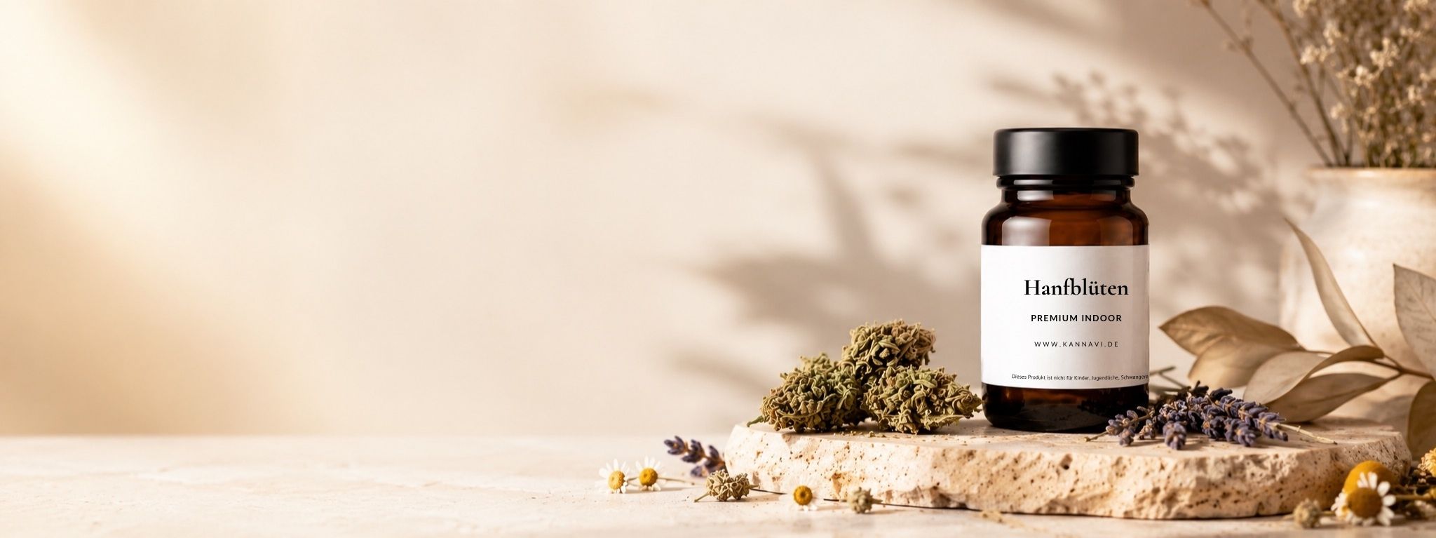 CBN Blüten mit Glasdose, getrockneten Pflanzen und warmem Naturlicht