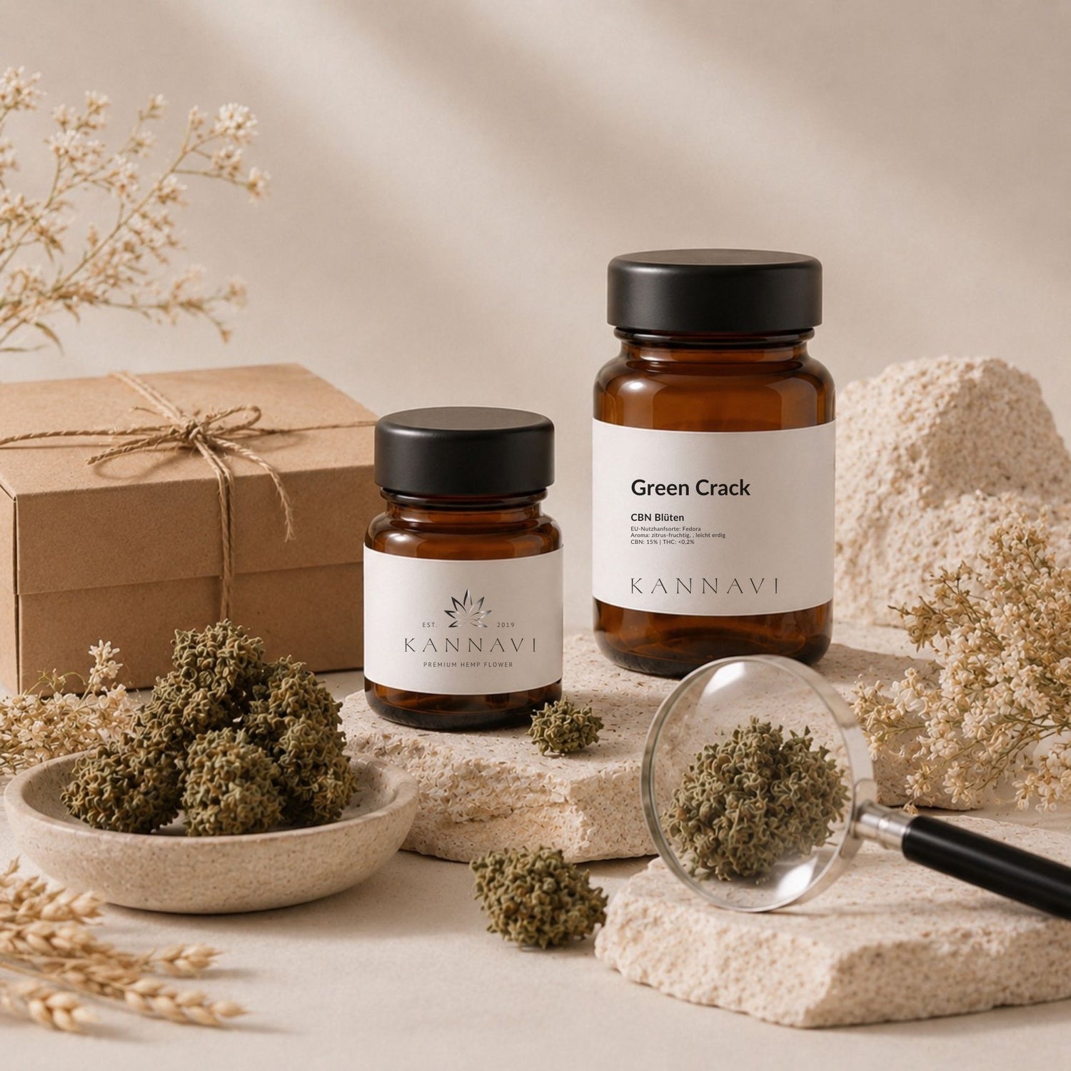 Zwei braune Gläser mit CBN Blüten, Lupe, Hanfblüten und Verpackung als Symbol für Qualitätsprüfung und transparente Produktinformationen.