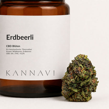  Detailaufnahme von Erdbeerli CBD Blüten mit Produktetikett und Hanfblüte
