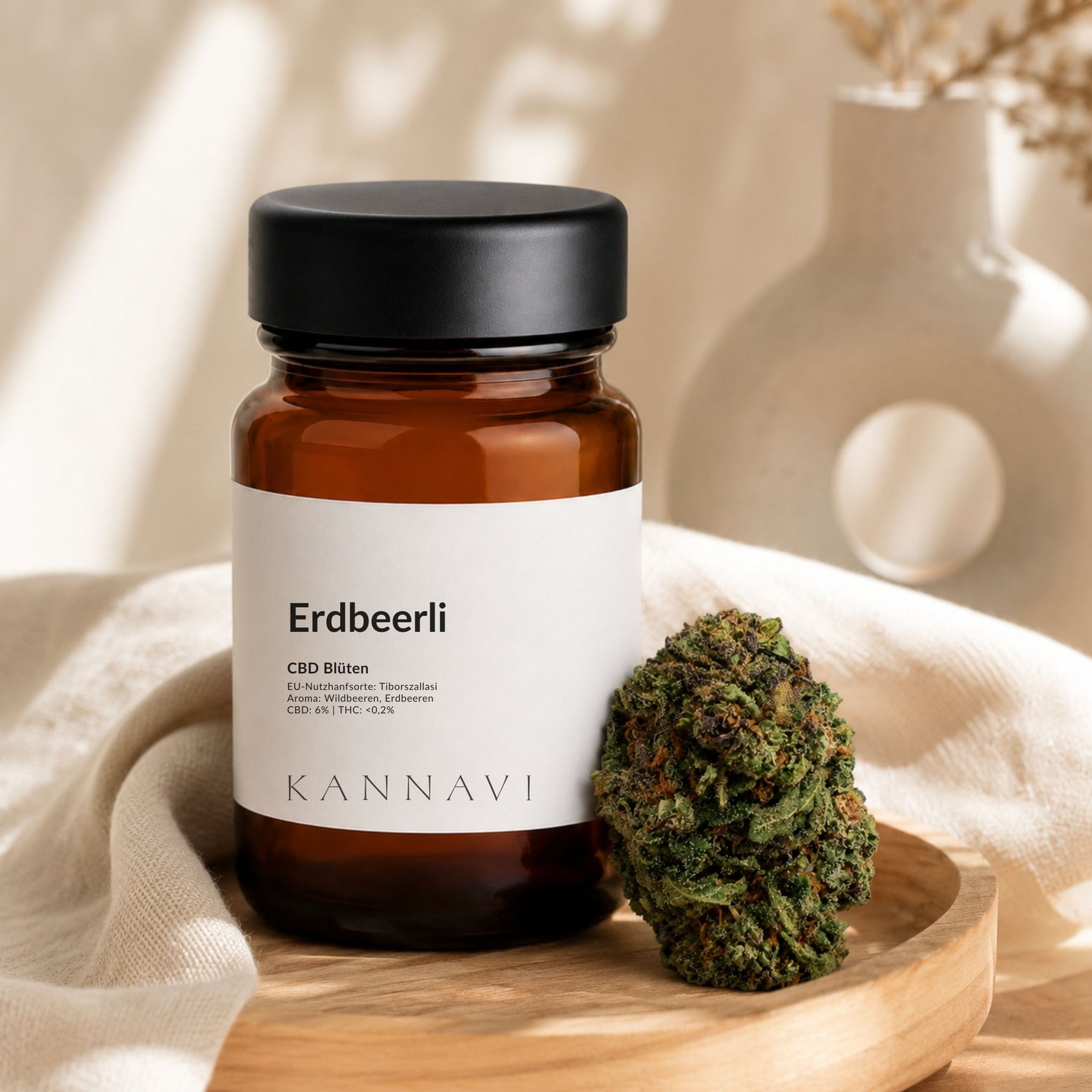 Erdbeerli CBD-Blüten mit Produktglas und Hanfblüte im Kannavi Stil
