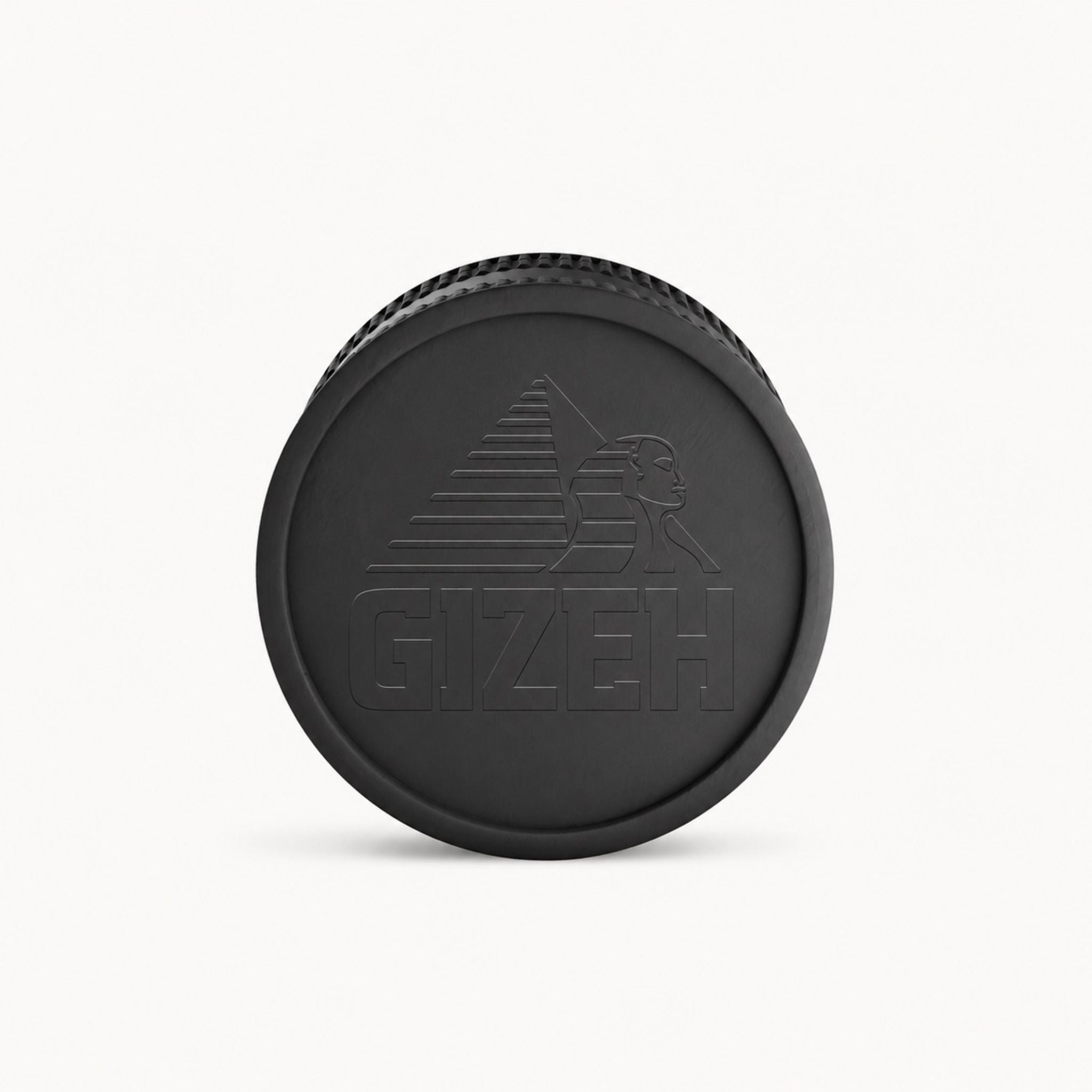 Schwarzer GIZEH Grinder Deckel mit geprägtem Logo auf hellem Hintergrund.