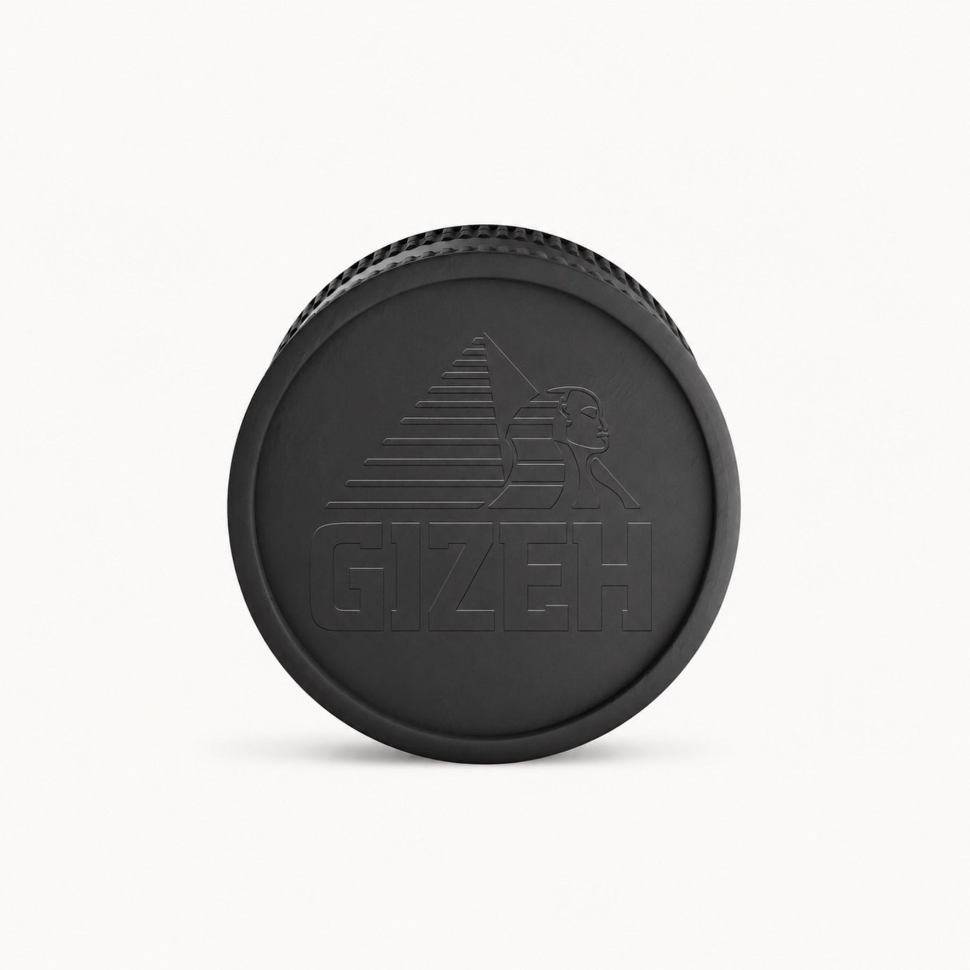 Schwarzer GIZEH Grinder Deckel mit geprägtem Logo auf hellem Hintergrund.