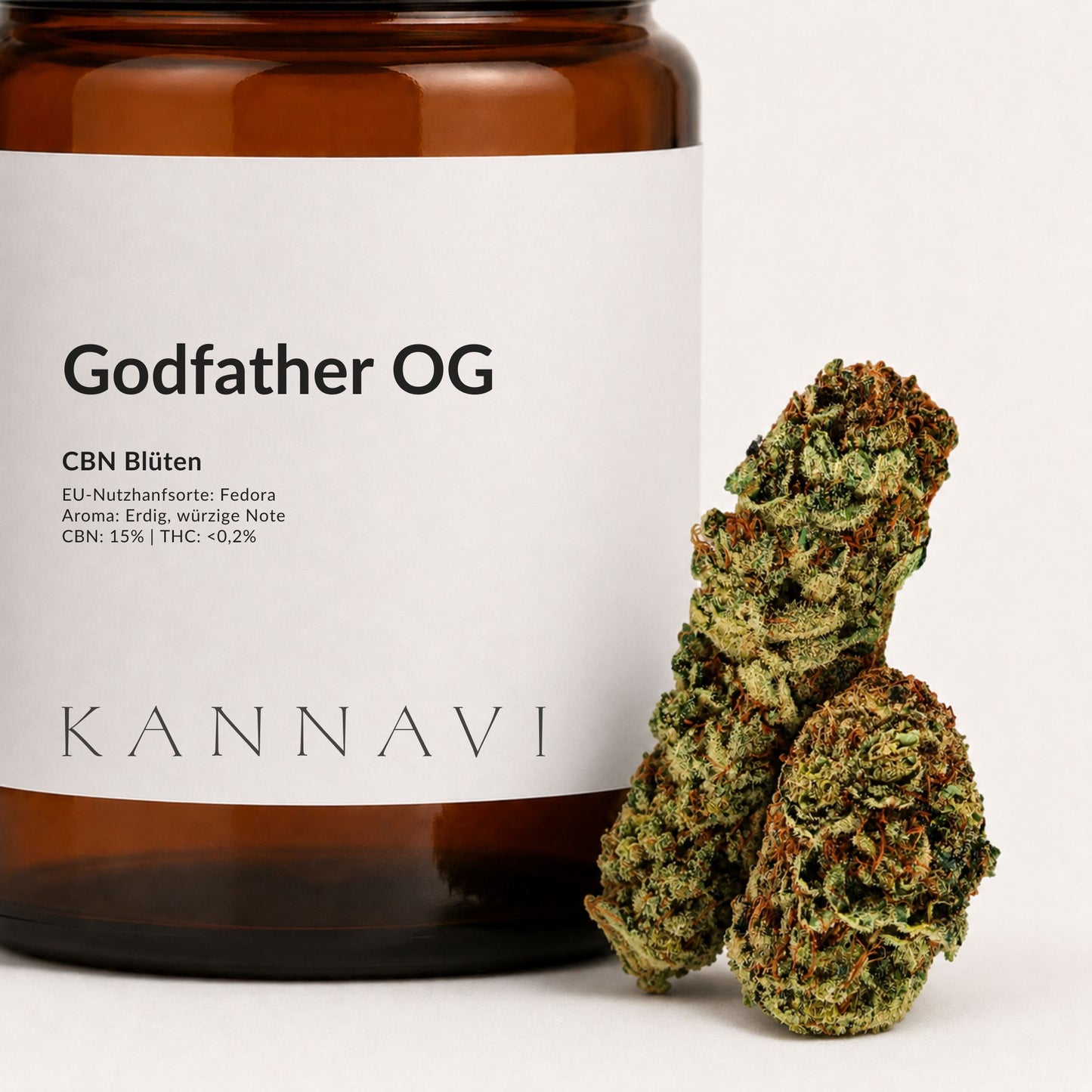  Detailaufnahme von Godfather OG CBN-Blüten mit Produktetikett und Hanfblüte

