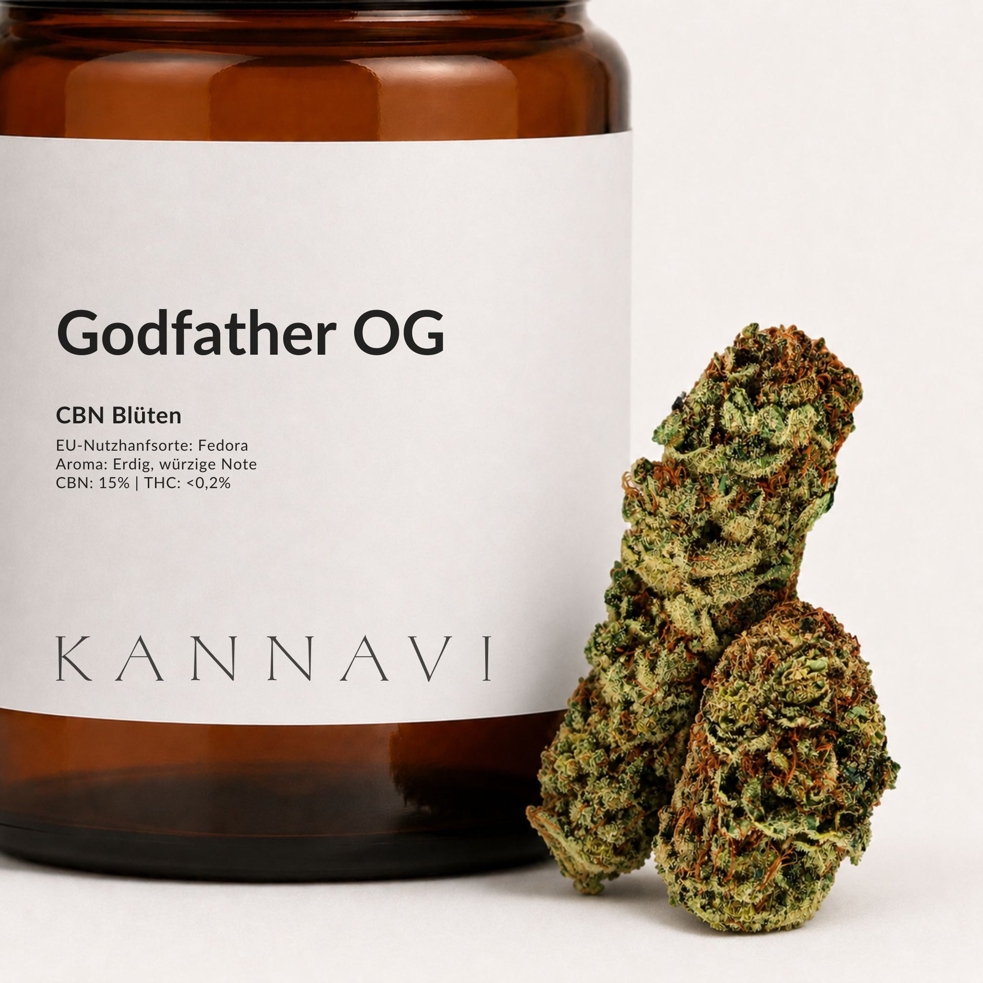  Detailaufnahme von Godfather OG CBN-Blüten mit Produktetikett und Hanfblüte
