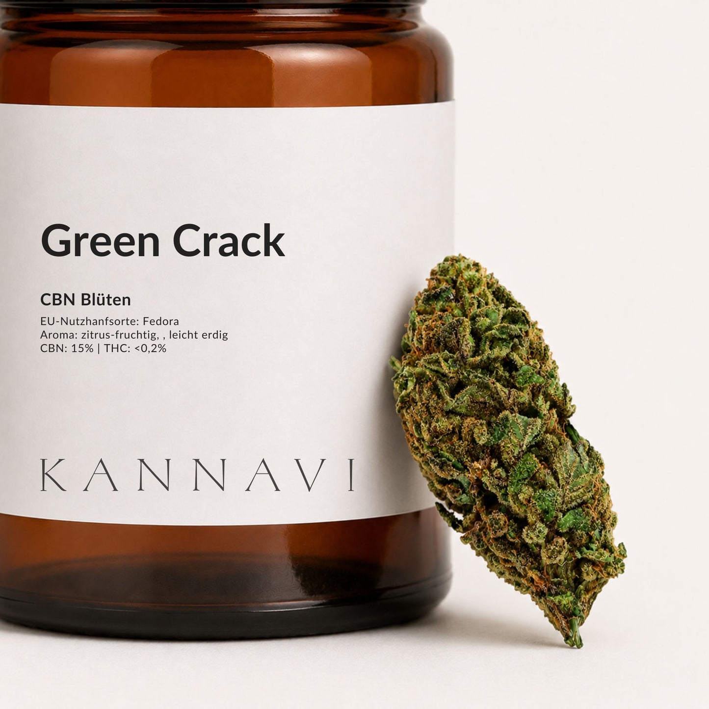  Detailaufnahme von Green Crack CBN-Blüten mit Produktetikett und Hanfblüte
