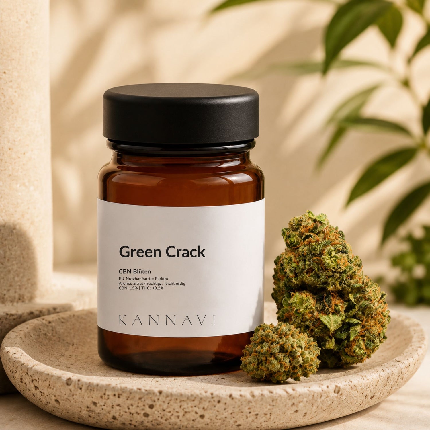 Green Crack CBN-Blüten mit Produktglas und Hanfblüte im Kannavi Stil

