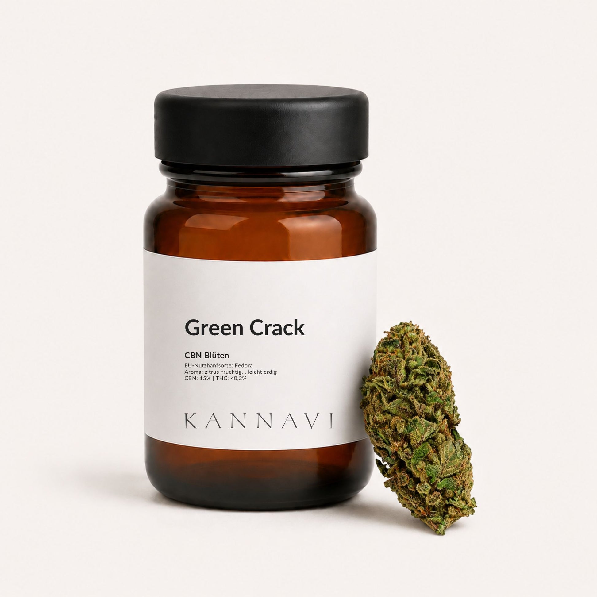 Green Crack CBN-Blüten mit Produktglas und Hanfblüte im Kannavi Stil
