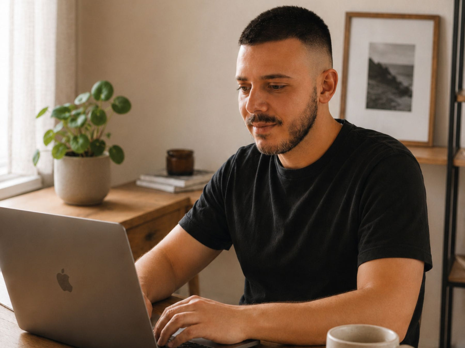 Gründer vom CBD Onlineshop Kannavi arbeitet am Laptop im Office