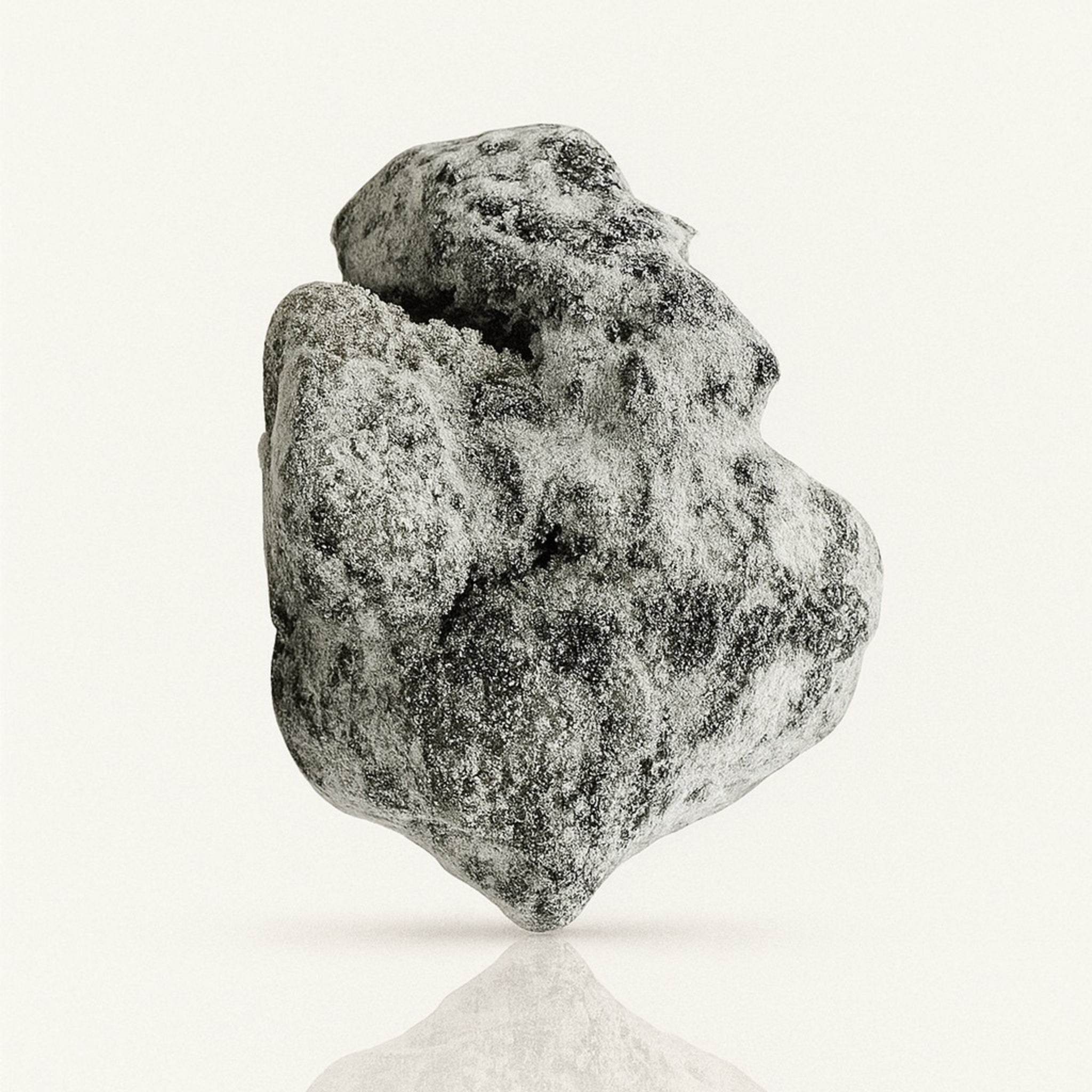 Makroaufnahme einer kristallweißen CBD-Blüte Ice Rocks auf hellem Hintergrund.