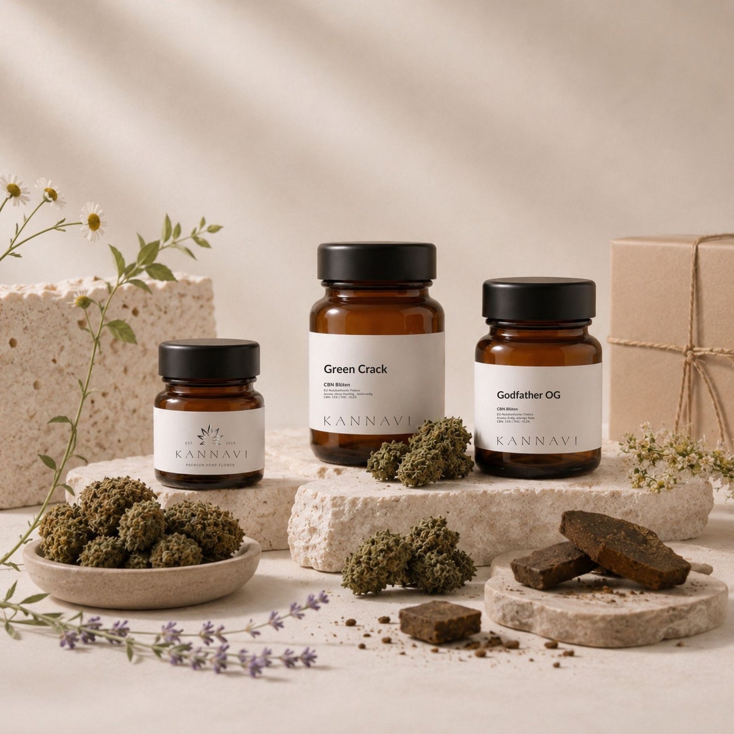 Drei braune Gläser mit CBN Blüten auf hellen Steinpodesten, daneben Hanfblüten, Hasch, Kräuter und eine diskrete Versandverpackung.
