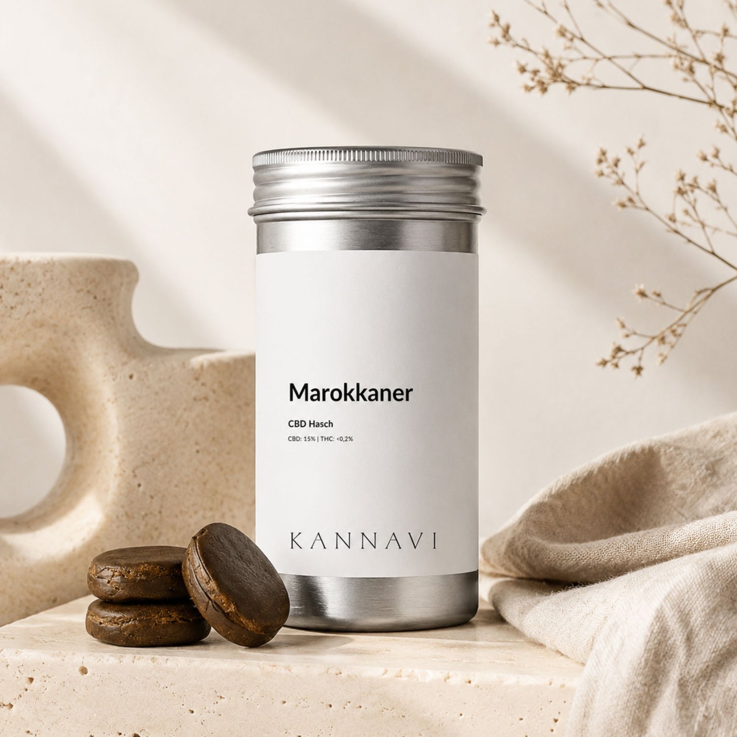 Marokkaner CBD-Hasch von Kannavi in minimalistischer Lifestyle-Szene 
