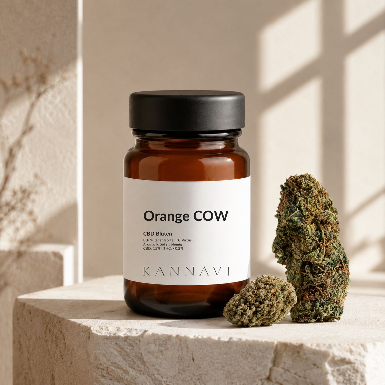 Orange COW CBD-Blüten mit Produktglas und Hanfblüte im Kannavi Stil
