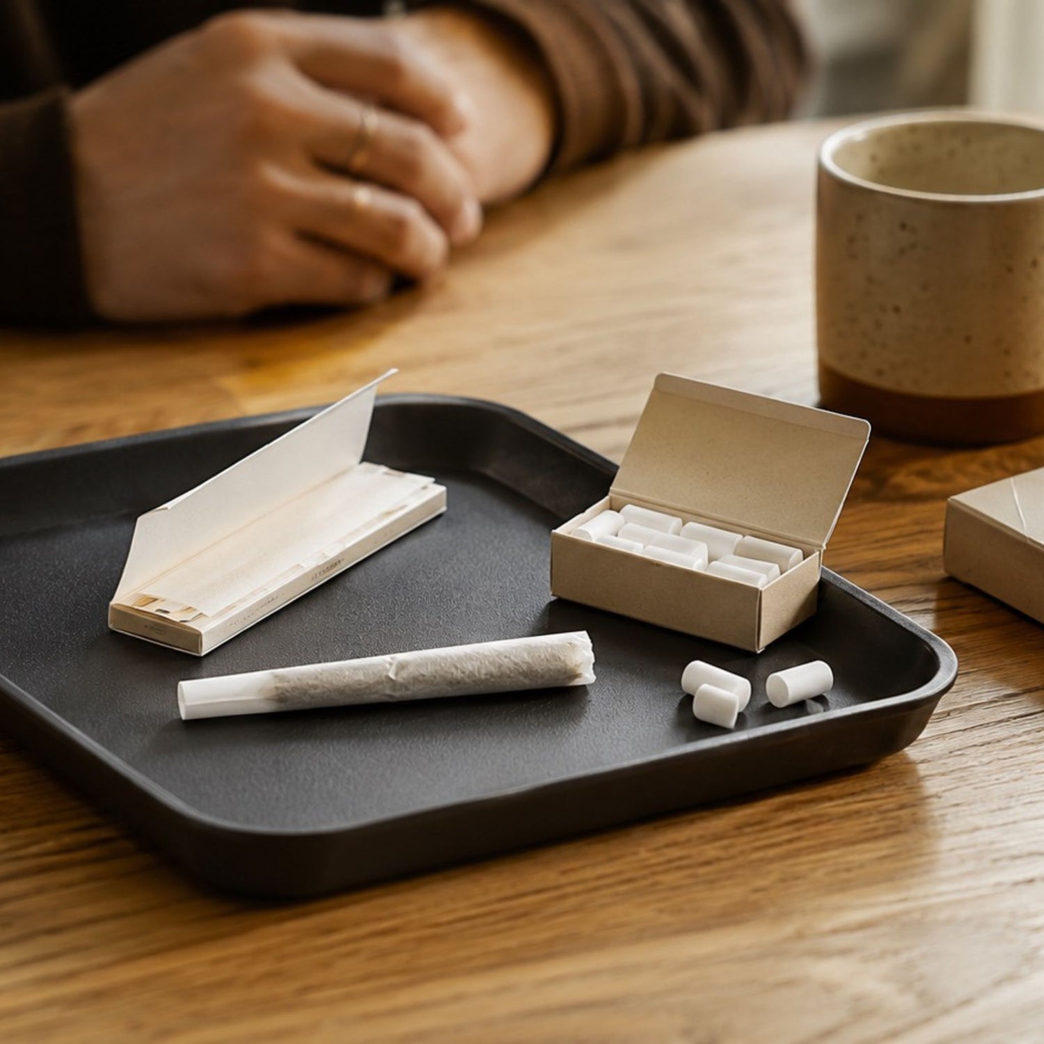 Gizeh Raucherzubehör mit Drehpapier, Filtern und Tray als Lifestyle-Motiv für Selbstdreher.