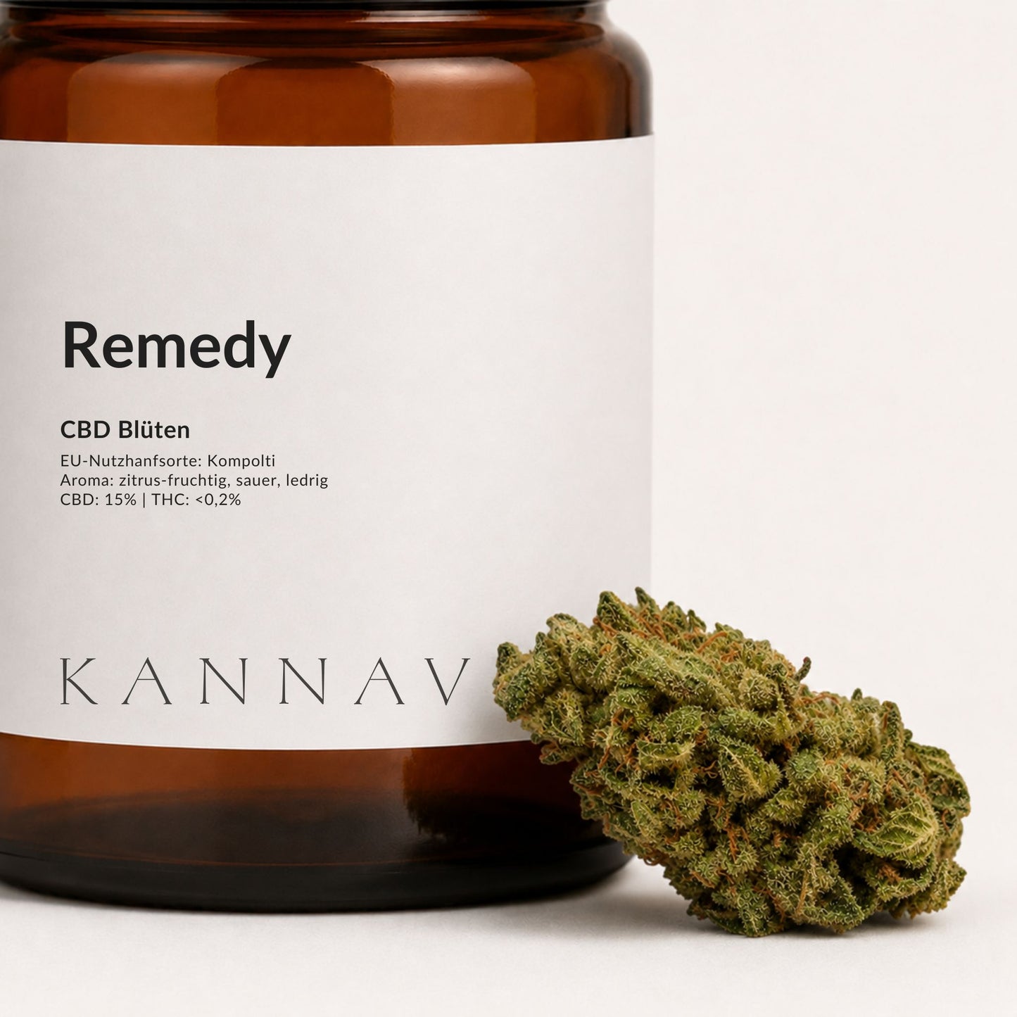  Detailaufnahme von Remedy CBD Blüten mit Produktetikett und Hanfblüte
