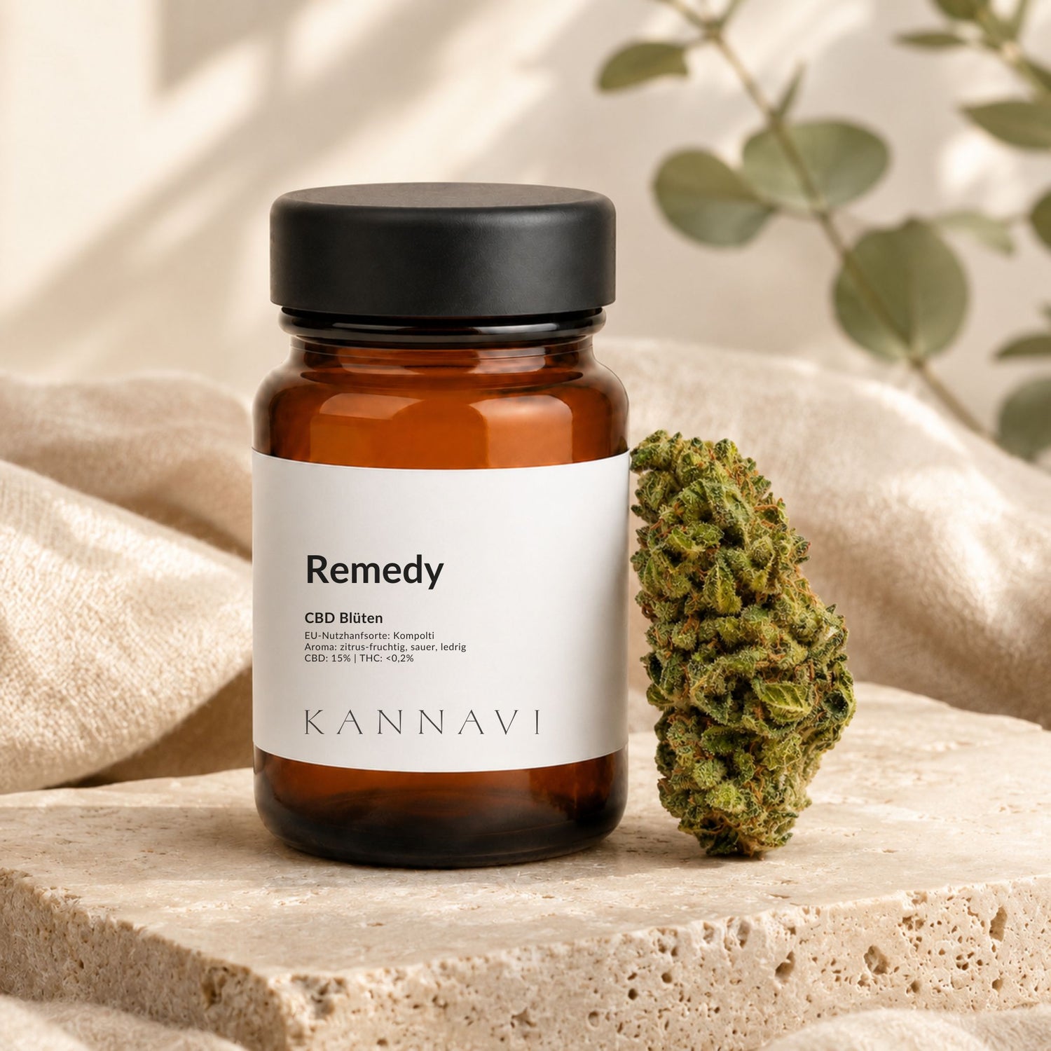 Remedy CBD-Blüten mit Produktglas und Hanfblüte im Kannavi Stil
