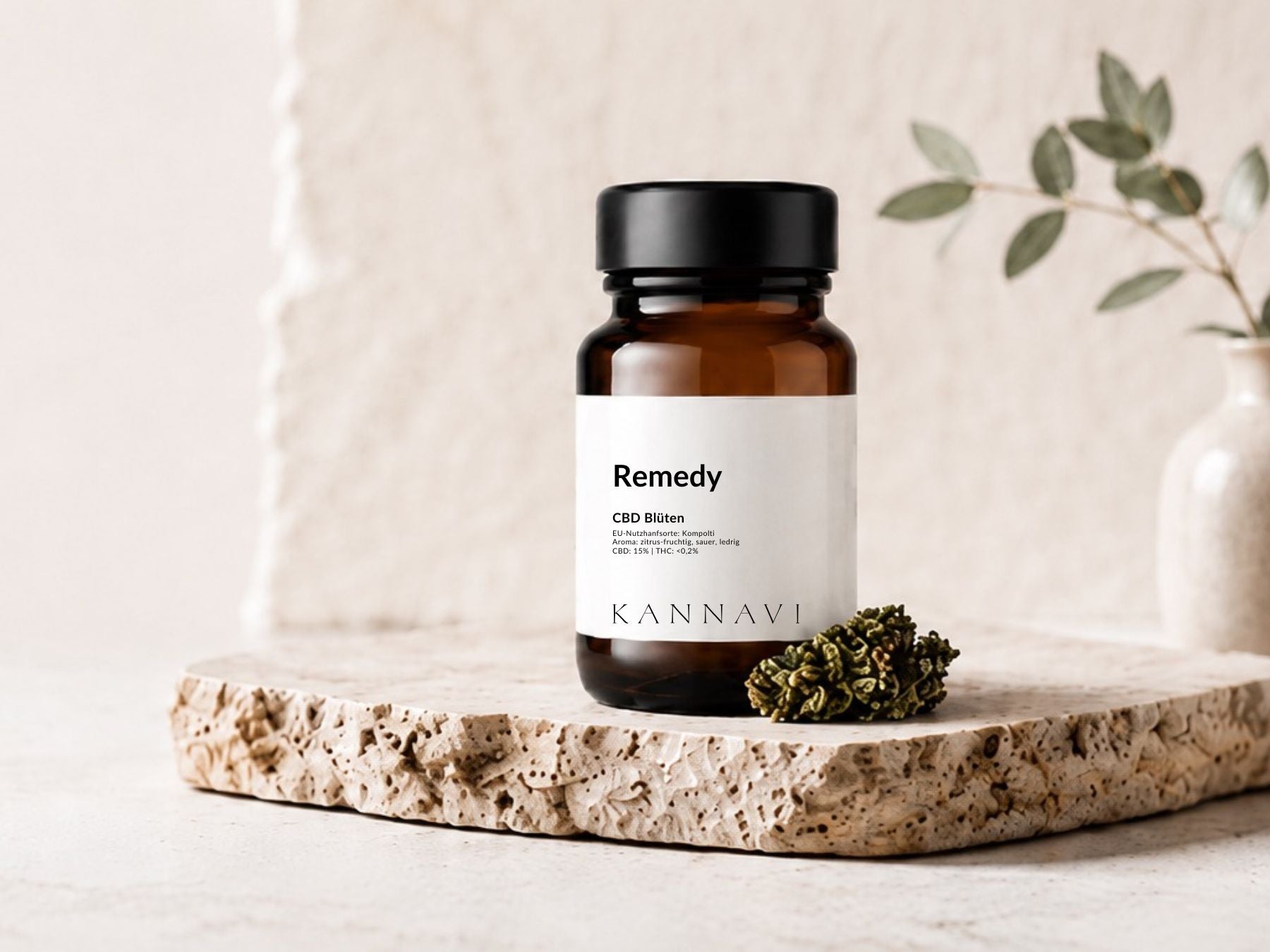 Kannavi Remedy CBD Blüten im braunen Glas auf Natursteinplatte mit Hanfblüte und heller Deko