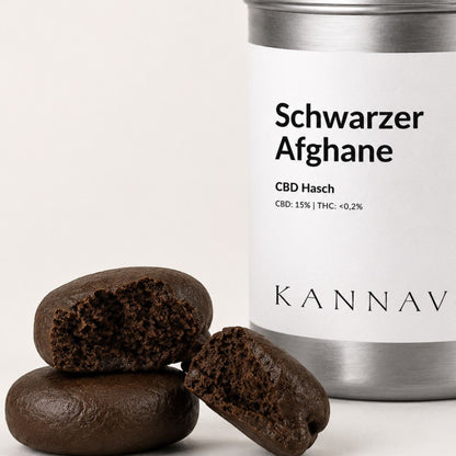 Schwarzer Afghane CBD Hasch Detailaufnahme mit KANNAVI Dose