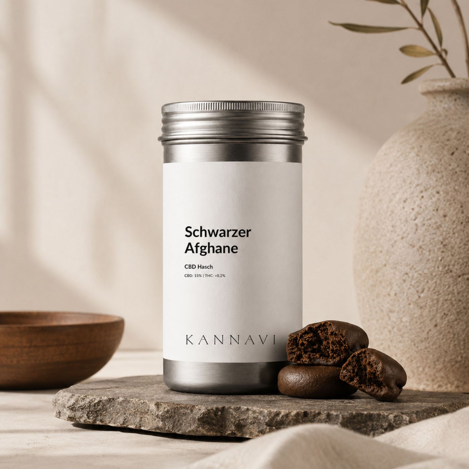 Schwarzer Afghane CBD-Hasch von Kannavi in hochwertiger Lifestyle-Szene 