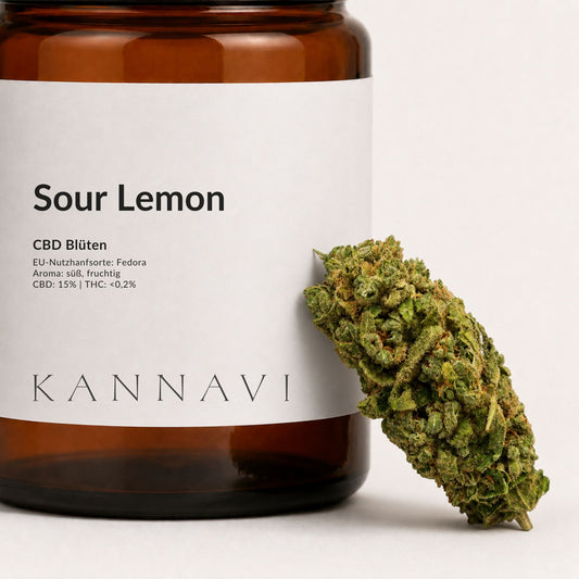  Detailaufnahme von Sour Lemon CBD-Blüten mit Produktetikett und Hanfblüte
