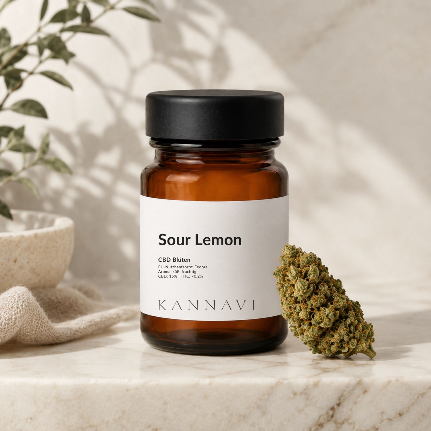Sour Lemon CBD-Blüten mit Produktglas und Hanfblüte im Kannavi Stil
