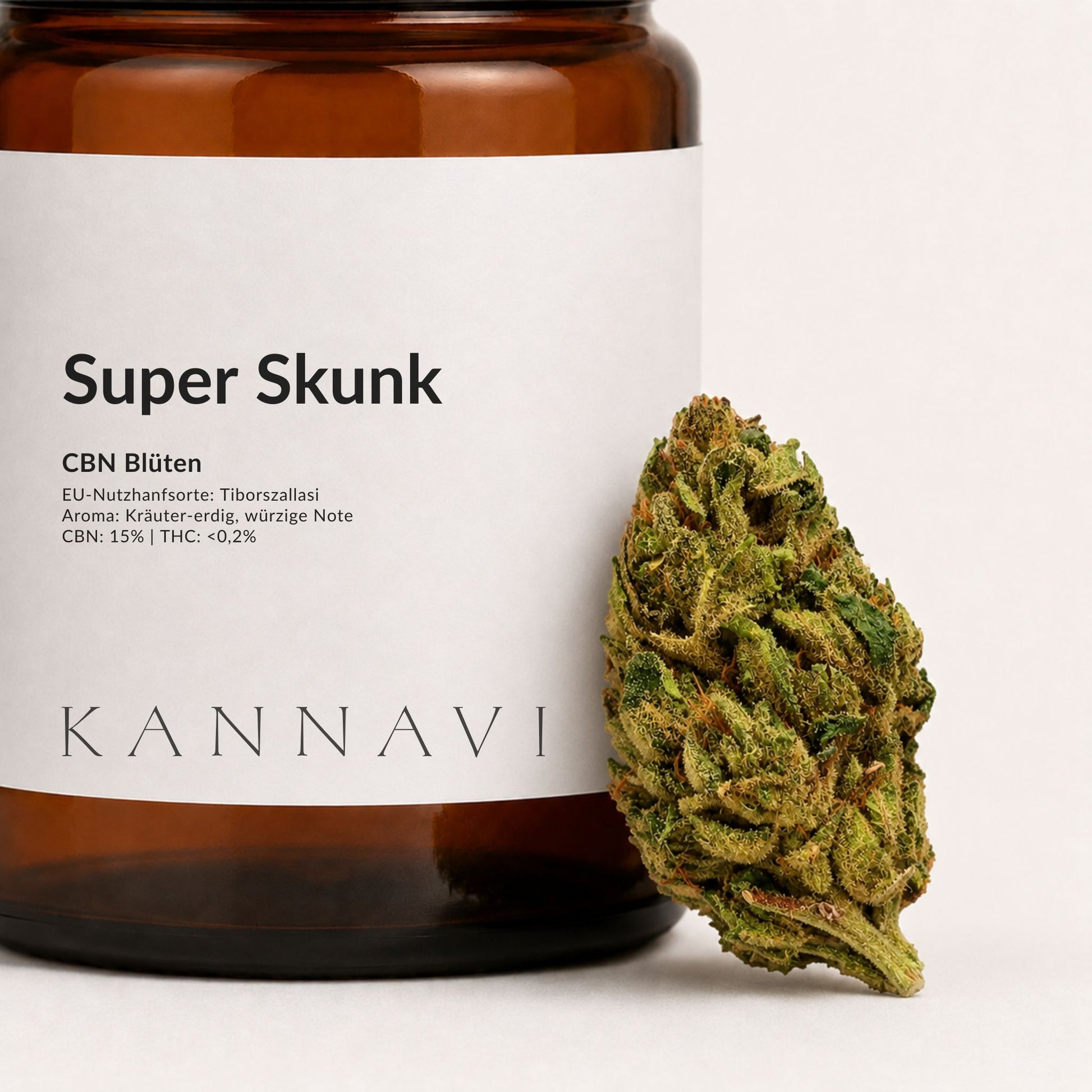 Detailaufnahme von Super Skunk CBN-Blüten mit Produktetikett und Hanfblüte