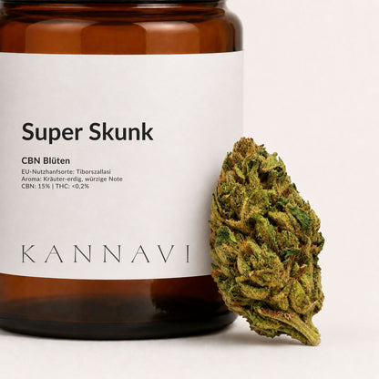 Detailaufnahme von Super Skunk CBN-Blüten mit Produktetikett und Hanfblüte