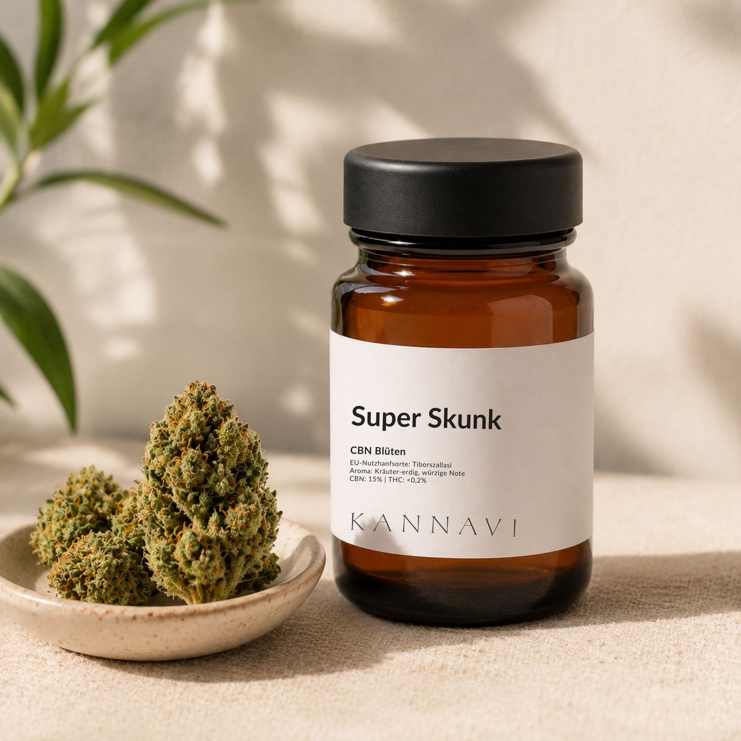 Super Skunk CBN-Blüten mit Produktglas und Hanfblüte im Kannavi Stil
