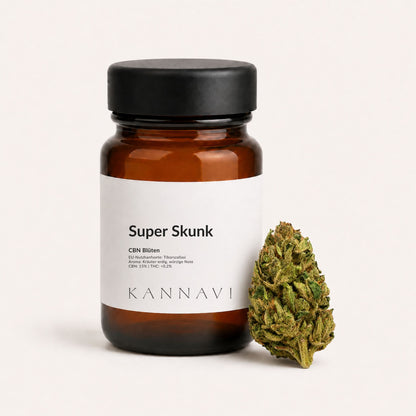 Super Skunk CBN-Blüten mit Produktglas und Hanfblüte im Kannavi Stil